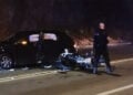 Η κατεστραμμένη μηχανή των αστυνομικών της ΔΙΑΣ και το αυτοκίνητο που την εμβόλισε, στην Αθηνών-Σουνίου (πηγή: ΕΡΤ)