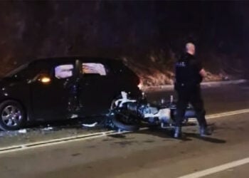 Η κατεστραμμένη μηχανή των αστυνομικών της ΔΙΑΣ και το αυτοκίνητο που την εμβόλισε, στην Αθηνών-Σουνίου (πηγή: ΕΡΤ)
