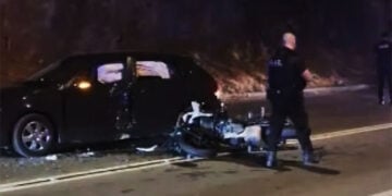 Η κατεστραμμένη μηχανή των αστυνομικών της ΔΙΑΣ και το αυτοκίνητο που την εμβόλισε, στην Αθηνών-Σουνίου (πηγή: ΕΡΤ)