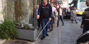 Άτομο από την αναπηρική κοινότητα της Αθήνας σε μία διαδρομή από το Δημαρχιακό Μέγαρο Αθηνών προς την πλατεία Αγ. Ειρήνης, Τετάρτη 26 Μαρτίου 2025 (φωτ.: EUROKINISSI / Γιάννης Παναγόπουλος)