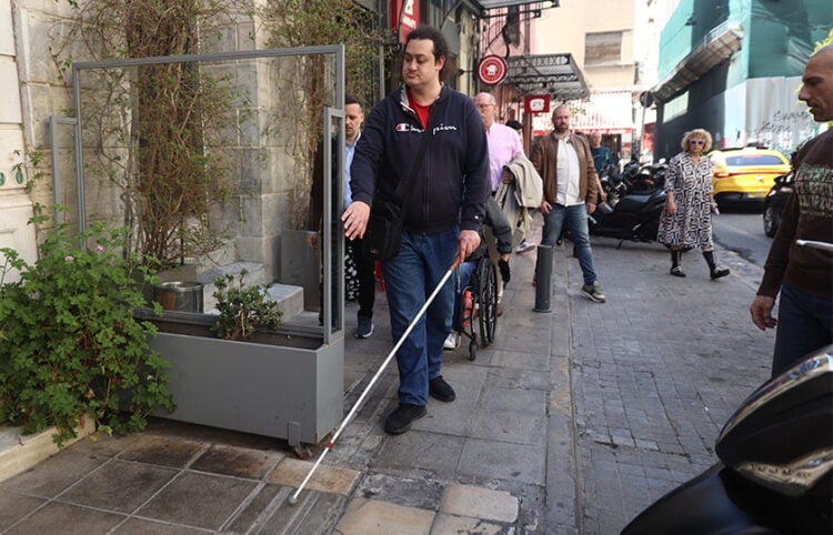 Άτομο από την αναπηρική κοινότητα της Αθήνας σε μία διαδρομή από το Δημαρχιακό Μέγαρο Αθηνών προς την πλατεία Αγ. Ειρήνης, Τετάρτη 26 Μαρτίου 2025 (φωτ.: EUROKINISSI / Γιάννης Παναγόπουλος)