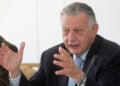 Ο Γιάννης Βαρβιτσιώτης κατά τη διάρκεια συνέντευξης Τύπου για συναυλία αφιερωμένη στον Μάνο Χατζιδάκι, τον Ιανουάριο του 2007 (φωτ.: ΑΠΕ-ΜΠΕ /Κατερίνα Μαυρωτά)