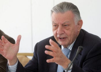 Ο Γιάννης Βαρβιτσιώτης κατά τη διάρκεια συνέντευξης Τύπου για συναυλία αφιερωμένη στον Μάνο Χατζιδάκι, τον Ιανουάριο του 2007 (φωτ.: ΑΠΕ-ΜΠΕ /Κατερίνα Μαυρωτά)