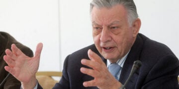 Ο Γιάννης Βαρβιτσιώτης κατά τη διάρκεια συνέντευξης Τύπου για συναυλία αφιερωμένη στον Μάνο Χατζιδάκι, τον Ιανουάριο του 2007 (φωτ.: ΑΠΕ-ΜΠΕ /Κατερίνα Μαυρωτά)
