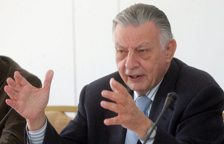 Ο Γιάννης Βαρβιτσιώτης κατά τη διάρκεια συνέντευξης Τύπου για συναυλία αφιερωμένη στον Μάνο Χατζιδάκι, τον Ιανουάριο του 2007 (φωτ.: ΑΠΕ-ΜΠΕ /Κατερίνα Μαυρωτά)