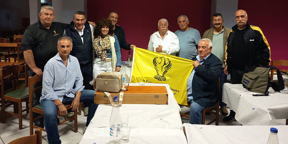 Από αριστερά, όρθιοι: Πλούταρχος Κανετίδης, Γιώργος Αβραμίδης, Βίκυ και Άρης Μιχαηλίδης, Λάκης Καλομενίδης, Ηλίας Παπαδόπουλος, Θεόδωρος Ευτυχίδης, Κωνσταντίνος Παπαδόπουλος• καθιστοί : Δημήτρης Λαμπρόπουλος, Κυριάκος Σαμψονιδης (φωτ.: Κωνσταντίνος Παπαδόπουλος)