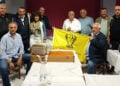 Από αριστερά, όρθιοι: Πλούταρχος Κανετίδης, Γιώργος Αβραμίδης, Βίκυ και Άρης Μιχαηλίδης, Λάκης Καλομενίδης, Ηλίας Παπαδόπουλος, Θεόδωρος Ευτυχίδης, Κωνσταντίνος Παπαδόπουλος• καθιστοί : Δημήτρης Λαμπρόπουλος, Κυριάκος Σαμψονιδης (φωτ.: Κωνσταντίνος Παπαδόπουλος)
