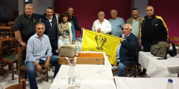 Από αριστερά, όρθιοι: Πλούταρχος Κανετίδης, Γιώργος Αβραμίδης, Βίκυ και Άρης Μιχαηλίδης, Λάκης Καλομενίδης, Ηλίας Παπαδόπουλος, Θεόδωρος Ευτυχίδης, Κωνσταντίνος Παπαδόπουλος• καθιστοί : Δημήτρης Λαμπρόπουλος, Κυριάκος Σαμψονιδης (φωτ.: Κωνσταντίνος Παπαδόπουλος)