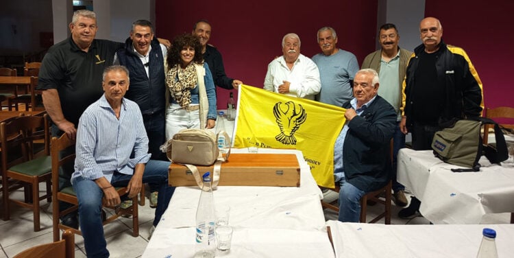 Από αριστερά, όρθιοι: Πλούταρχος Κανετίδης, Γιώργος Αβραμίδης, Βίκυ και Άρης Μιχαηλίδης, Λάκης Καλομενίδης, Ηλίας Παπαδόπουλος, Θεόδωρος Ευτυχίδης, Κωνσταντίνος Παπαδόπουλος• καθιστοί : Δημήτρης Λαμπρόπουλος, Κυριάκος Σαμψονιδης (φωτ.: Κωνσταντίνος Παπαδόπουλος)