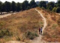 Πολίτες διασχίζουν ένα κατάξερο πάρκο στο Λονδίνο, στις 14 Αυγούστου 2026. Σύμφωνα με τη βρετανική Μετεωρολογική Υπηρεσία, οι βροχές που προβλέπονται για την επόμενη εβδομάδα δεν αναμένεται να περιορίσουν σημαντικά την ξηρασία, η οποία πλήττει τα δύο τρίτα της Αγγλίας (φωτ.: EPA / Andy Rain)