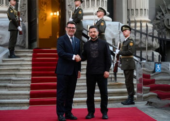 Ο Ουκρανός πρόεδρος Βολοντίμιρ Ζελένσκι με τον Βρετανό πρωθυπουργό Άντι Μπέρναμ, στο Κίεβο, στις 24 Αυγούστου 2026 (φωτ.: X / @ZelenskyyUa)