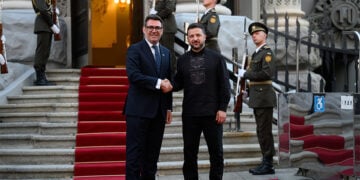 Ο Ουκρανός πρόεδρος Βολοντίμιρ Ζελένσκι με τον Βρετανό πρωθυπουργό Άντι Μπέρναμ, στο Κίεβο, στις 24 Αυγούστου 2026 (φωτ.: X / @ZelenskyyUa)