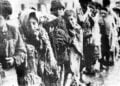 Παιδιά από την Αρμενία περιμένουν μέσα στο χιόνι για να μπουν στην «Πόλη των Ορφανών», το 1915 (φωτ.: Armin T. Wegner, 1915 – Public Domain)