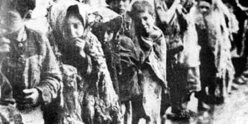 Παιδιά από την Αρμενία περιμένουν μέσα στο χιόνι για να μπουν στην «Πόλη των Ορφανών», το 1915 (φωτ.: Armin T. Wegner, 1915 – Public Domain)