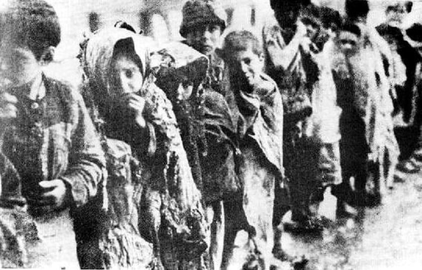 Παιδιά από την Αρμενία περιμένουν μέσα στο χιόνι για να μπουν στην «Πόλη των Ορφανών», το 1915 (φωτ.: Armin T. Wegner, 1915 – Public Domain)