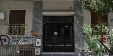 Στο διαμέρισμα αυτής της πολυκατοικίας στην Κυψέλη αποκαλύφθηκε αυτή η φριχτή ιστορία (φωτ.: ΓΙΑΝΝΗΣ ΠΑΝΑΓΟΠΟΥΛΟΣ / EUROKINISSI)
