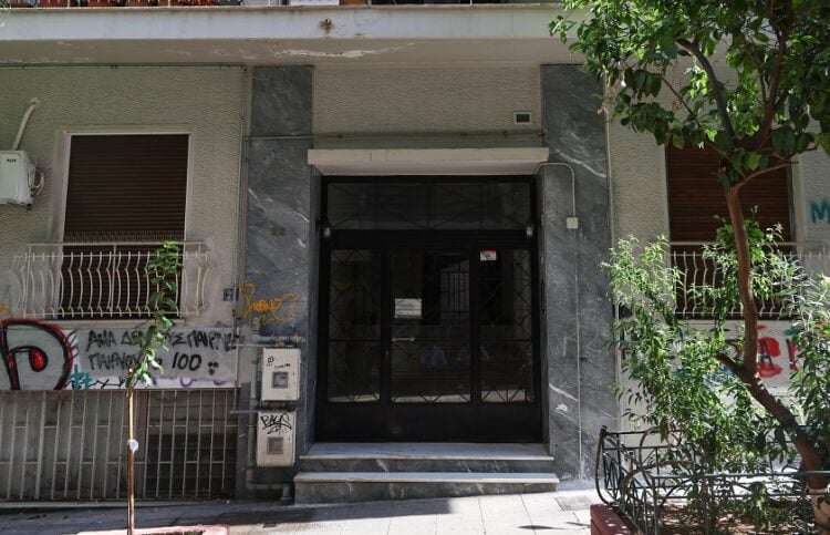 Στο διαμέρισμα αυτής της πολυκατοικίας στην Κυψέλη αποκαλύφθηκε αυτή η φριχτή ιστορία (φωτ.: ΓΙΑΝΝΗΣ ΠΑΝΑΓΟΠΟΥΛΟΣ / EUROKINISSI)