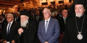 Ο Αρχιεπίσκοπος Ιερώνυμος, ο Π.τ.Δ. Κωνσταντίνος Τασούλας και ο Μητροπολίτης Γέρων Χαλκηδόνος Εμμανουήλ, εκπρόσωπος του Οικουμενικού Πατριάρχου παρευρέθησαν σε εκδήλωση στο Μέγαρο Μουσικής που διοργανώθηκε από τη Μονή Ξενοφώντος του Αγίου Όρους με αφορμή τη συμπλήρωση 50 ετών από την εγκαταβίωση της Αδελφότητας, από τα Μετέωρα στο Άγιον Όρος,
και την ενθρόνιση του Πανοσιολογιωτάτου Αρχιμανδρίτου Γέροντος Αλεξίου ως Καθηγουμένου, τον Οκτώβριο του 1976 (φωτ.: ΧΡΗΣΤΟΣ ΜΠΟΝΗΣ/ΑΡΧΙΕΠΙΣΚΟΠΗ ΑΘΗΝΩΝ)