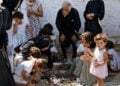 Η στιγμή που τα παιδιά του αγωνιστή της ΕΟΚΑ Ανδρέα Παναγίδη αντικρίζουν για πρώτη φορά τον τάφο του πατέρα τους (πηγή: Ιστορικές Μνήμες ΕΟΚΑ 1955-59/Εικόνα επεξεργασμένη με Τεχνητή Νοημοσύνη)