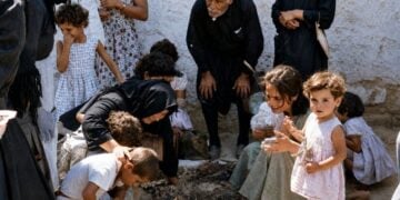 Η στιγμή που τα παιδιά του αγωνιστή της ΕΟΚΑ Ανδρέα Παναγίδη αντικρίζουν για πρώτη φορά τον τάφο του πατέρα τους (πηγή: Ιστορικές Μνήμες ΕΟΚΑ 1955-59/Εικόνα επεξεργασμένη με Τεχνητή Νοημοσύνη)