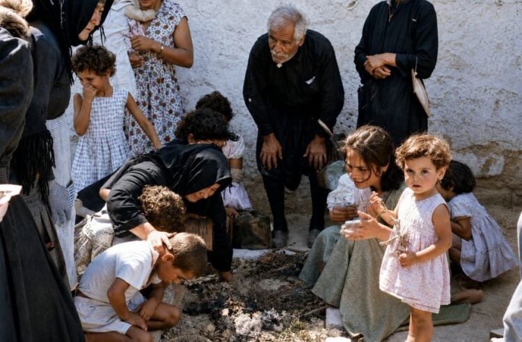 Η στιγμή που τα παιδιά του αγωνιστή της ΕΟΚΑ Ανδρέα Παναγίδη αντικρίζουν για πρώτη φορά τον τάφο του πατέρα τους (πηγή: Ιστορικές Μνήμες ΕΟΚΑ 1955-59/Εικόνα επεξεργασμένη με Τεχνητή Νοημοσύνη)