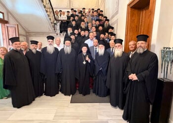 Ο Οικουμενικός Πατριάρχης Βαρθολομαίος με την προσκυνηματική αποστολή της Εκκλησίας της Ελλάδος, στο Φανάρι. 11 Σεπτεμβρίου 2026 (φωτ.: Οικουμενικό Πατριαρχείο / Νίκος Παπαχρήστου)