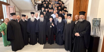 Ο Οικουμενικός Πατριάρχης Βαρθολομαίος με την προσκυνηματική αποστολή της Εκκλησίας της Ελλάδος, στο Φανάρι. 11 Σεπτεμβρίου 2026 (φωτ.: Οικουμενικό Πατριαρχείο / Νίκος Παπαχρήστου)