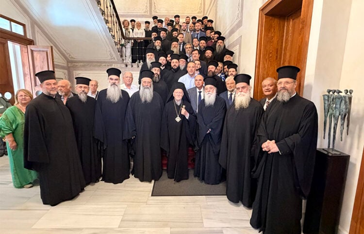 Ο Οικουμενικός Πατριάρχης Βαρθολομαίος με την προσκυνηματική αποστολή της Εκκλησίας της Ελλάδος, στο Φανάρι. 11 Σεπτεμβρίου 2026 (φωτ.: Οικουμενικό Πατριαρχείο / Νίκος Παπαχρήστου)