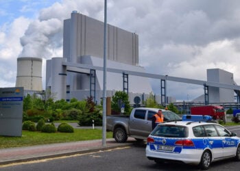 Αστυνομικό όχημα μπροστά από τον λιγνιτικό σταθμό παραγωγής ηλεκτρικής ενέργειας στο Σβάρτσε Πούμπε του Βρανδεμβούργου, τον Μάιο του 2016, κατά τη διάρκεια κινητοποιήσεων περιβαλλοντικών οργανώσεων (φωτ. αρχείου: EPA / Patrick Pleul)