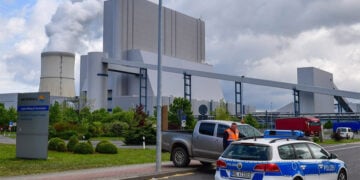 Αστυνομικό όχημα μπροστά από τον λιγνιτικό σταθμό παραγωγής ηλεκτρικής ενέργειας στο Σβάρτσε Πούμπε του Βρανδεμβούργου, τον Μάιο του 2016, κατά τη διάρκεια κινητοποιήσεων περιβαλλοντικών οργανώσεων (φωτ. αρχείου: EPA / Patrick Pleul)
