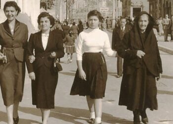 Οικογενειακή φωτογραφία της Δέσποινας Μουστάνη με την κόρη της Βικτώρια, τη νύφη της Κωνσταντία (σύζυγο του Γιώργου) και την εγγονή της Ελευθερία στη Θεσσαλονίκη, γύρω στο 1964 (πηγή: 100sources.gr)