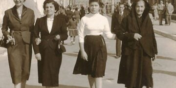 Οικογενειακή φωτογραφία της Δέσποινας Μουστάνη με την κόρη της Βικτώρια, τη νύφη της Κωνσταντία (σύζυγο του Γιώργου) και την εγγονή της Ελευθερία στη Θεσσαλονίκη, γύρω στο 1964 (πηγή: 100sources.gr)