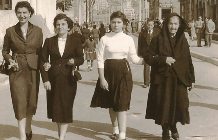 Οικογενειακή φωτογραφία της Δέσποινας Μουστάνη με την κόρη της Βικτώρια, τη νύφη της Κωνσταντία (σύζυγο του Γιώργου) και την εγγονή της Ελευθερία στη Θεσσαλονίκη, γύρω στο 1964 (πηγή: 100sources.gr)
