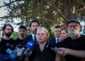 Συγγενείς των αδικοχαμένων θυμάτων στο σιδηροδρομικό δυστύχημα στα Τέμπη (φωτ.: Λεωνίδας Τζέκας /EUROKINISSI)