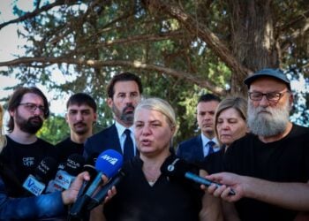 Συγγενείς των αδικοχαμένων θυμάτων στο σιδηροδρομικό δυστύχημα στα Τέμπη (φωτ.: Λεωνίδας Τζέκας /EUROKINISSI)