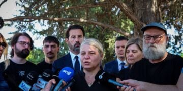 Συγγενείς των αδικοχαμένων θυμάτων στο σιδηροδρομικό δυστύχημα στα Τέμπη (φωτ.: Λεωνίδας Τζέκας /EUROKINISSI)