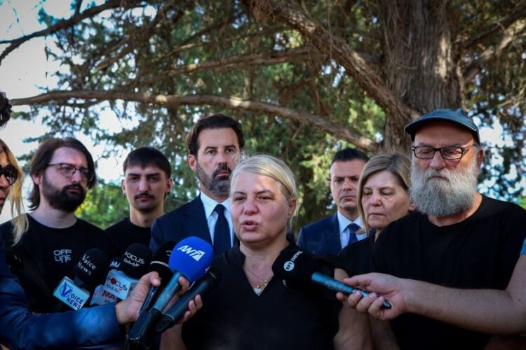 Συγγενείς των αδικοχαμένων θυμάτων στο σιδηροδρομικό δυστύχημα στα Τέμπη (φωτ.: Λεωνίδας Τζέκας /EUROKINISSI)