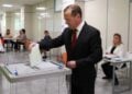 Ο αναπληρωτής πρόεδρος του Ρωσικού Συμβουλίου Ασφαλείας και ηγέτης του πολιτικού κόμματος «Ενιαία Ρωσία» Ντμίτρι Μεντβέντεφ ψηφίζει κατά τη διάρκεια των εκλογών για την ένατη Κρατική Δούμα της Ρωσίας (φωτ.: EPA/EKATERINA SHTUKINA / SPUTNIK / GOVERNMENT PRESS SERVICE / POOL)