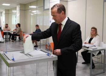 Ο αναπληρωτής πρόεδρος του Ρωσικού Συμβουλίου Ασφαλείας και ηγέτης του πολιτικού κόμματος «Ενιαία Ρωσία» Ντμίτρι Μεντβέντεφ ψηφίζει κατά τη διάρκεια των εκλογών για την ένατη Κρατική Δούμα της Ρωσίας  (φωτ.: EPA/EKATERINA SHTUKINA / SPUTNIK / GOVERNMENT PRESS SERVICE / POOL)