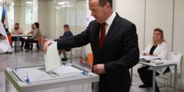 Ο αναπληρωτής πρόεδρος του Ρωσικού Συμβουλίου Ασφαλείας και ηγέτης του πολιτικού κόμματος «Ενιαία Ρωσία» Ντμίτρι Μεντβέντεφ ψηφίζει κατά τη διάρκεια των εκλογών για την ένατη Κρατική Δούμα της Ρωσίας (φωτ.: EPA/EKATERINA SHTUKINA / SPUTNIK / GOVERNMENT PRESS SERVICE / POOL)