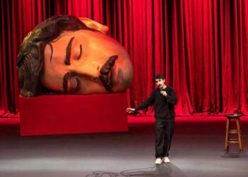 Στιγμιότυπο από παράσταση του Ντενίζ Γκεκτάς (πηγή: YouTube / Deniz Göktaş)