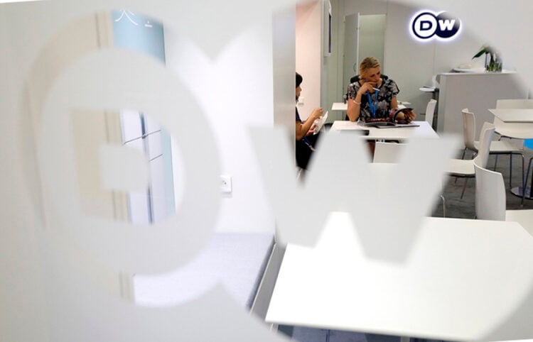 Σύσκεψη στα γραφεία της Deutsche Welle (φωτ.: 
EPA / Sebastien Nogier)