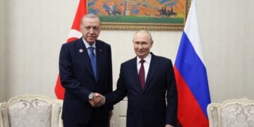 Ο Τούρκος πρόεδρος Ρετζέπ Ταγίπ Ερντογάν και ο Ρώσος πρόεδρος Βλαντίμιρ Πούτιν κατά τη συνάντησή τους στο περιθώριο της Συνόδου Κορυφής του SCO στο Μπισκέκ του Κιργιστάν (Φωτ.: EPA/Vyacheslav Prokofyev / Sputnik / Kremlin pool)