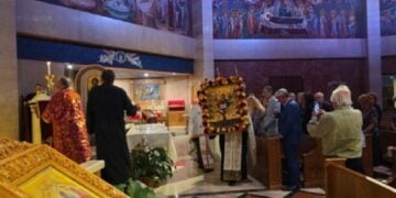 Στιγμιότυπο από την λιτανεία της εικόνας των Αγίων Ευρυτάνων (φωτ.: Αναμνήσεις / Δημήτρης Τσάκας)