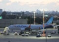 Το αεροσκάφος της Flydubai μετά την προσγείωσή του στο αεροδρόμιο Μπεν Γκουριόν, κοντά στο Τελ Αβίβ. 30 Σεπτεμβρίου 2026 (φωτ.: EPA / Abir Sultan)