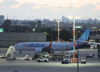 Το αεροσκάφος της Flydubai μετά την προσγείωσή του στο αεροδρόμιο Μπεν Γκουριόν, κοντά στο Τελ Αβίβ. 30 Σεπτεμβρίου 2026 (φωτ.: EPA / Abir Sultan)