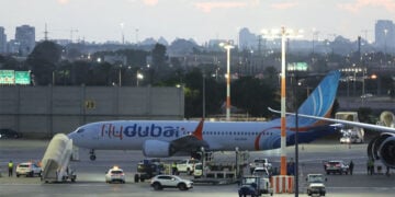 Το αεροσκάφος της Flydubai μετά την προσγείωσή του στο αεροδρόμιο Μπεν Γκουριόν, κοντά στο Τελ Αβίβ. 30 Σεπτεμβρίου 2026 (φωτ.: EPA / Abir Sultan)