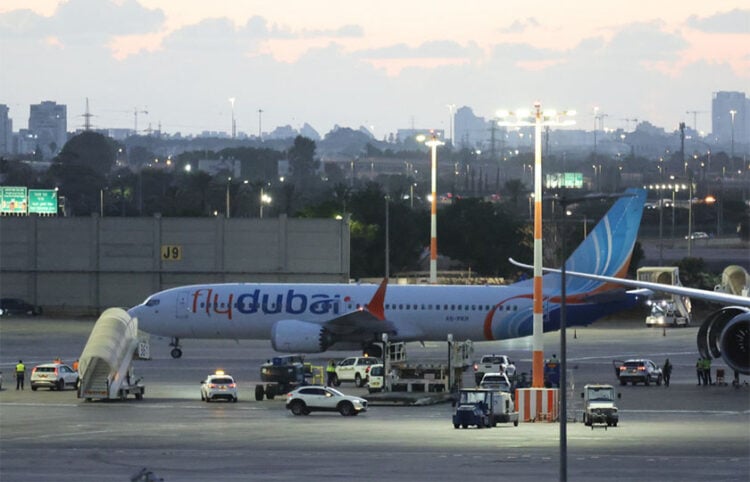 Το αεροσκάφος της Flydubai μετά την προσγείωσή του στο αεροδρόμιο Μπεν Γκουριόν, κοντά στο Τελ Αβίβ. 30 Σεπτεμβρίου 2026 (φωτ.: EPA / Abir Sultan)