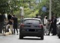 Εικόνα από τη μεταγωγή των δύο γιατρών στον ανακριτή (φωτ.: Σωτήρης Δημητρόπουλος/EUROKINISSI)