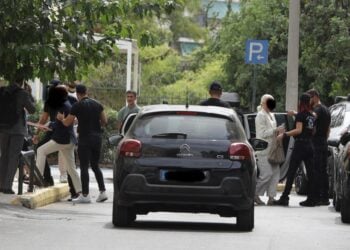 Εικόνα από τη μεταγωγή των δύο γιατρών στον ανακριτή (φωτ.: Σωτήρης Δημητρόπουλος/EUROKINISSI)